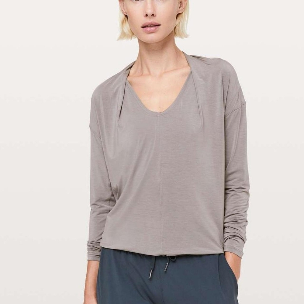 Lululemon Deep Stretch Long SleeveLunar Rock top size 8 in EUC